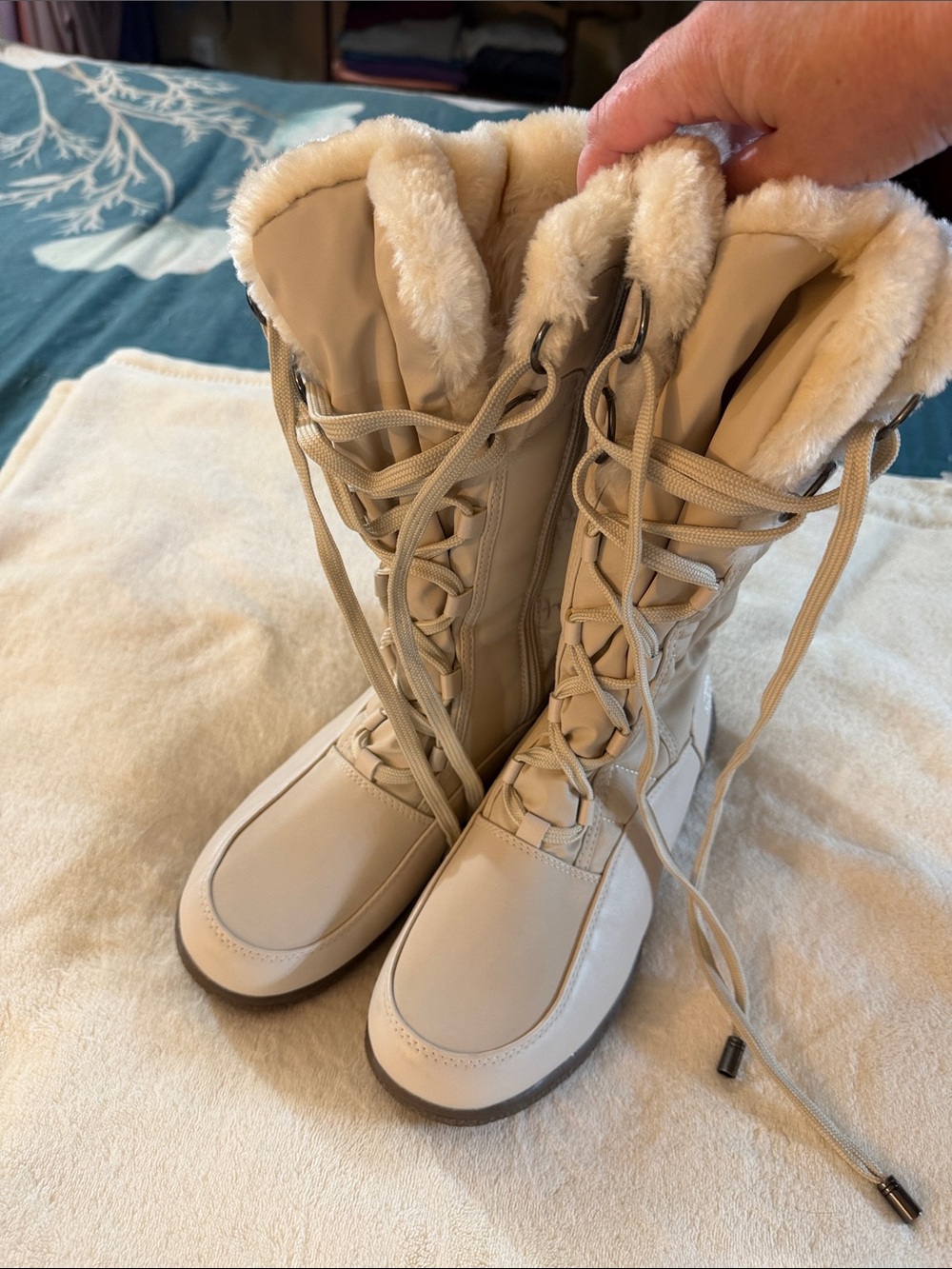 Women's Cream Lace-Up Faux Fur Winter Boots